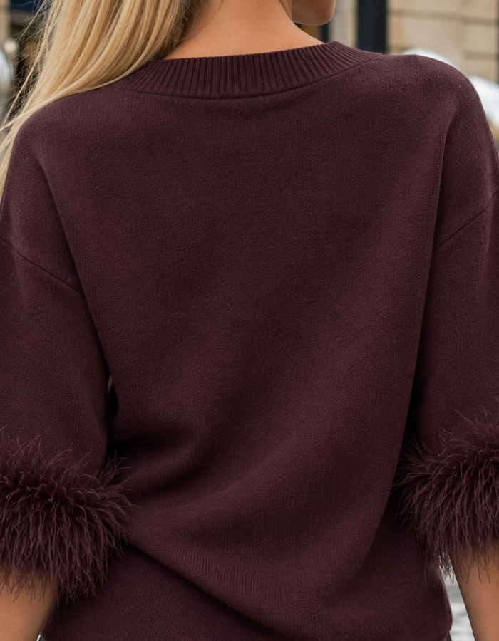 Італійський светр з вишуканим пір'ям на рукавах
