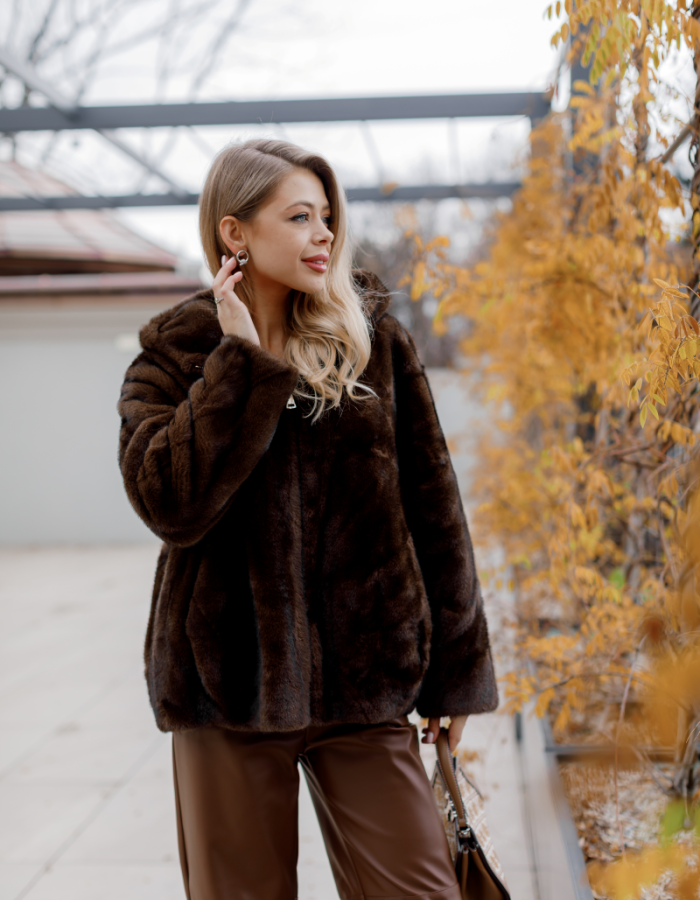 Укорочена шуба з екохутра