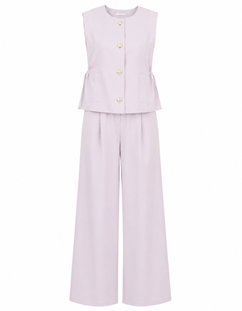 Бездоганний  костюм із золотими акцентами