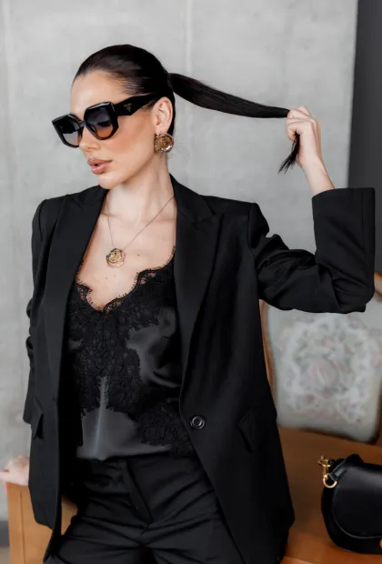 Майка з мереживом у чорному кольорі