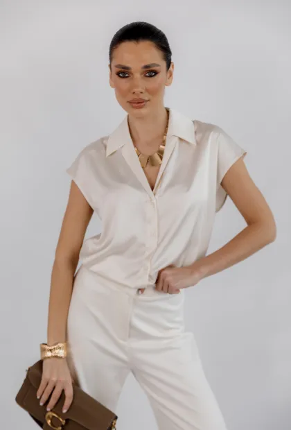 Сатинова блуза у молочному кольорі