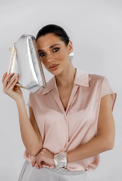 Сатинова блуза у ніжно рожевому відтінку