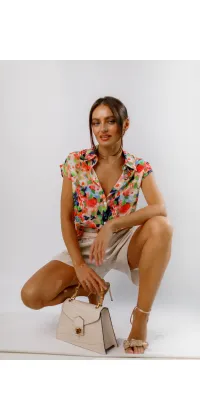 Блуза з флорестичним принтом. Колір: Різнокольоровий