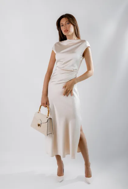 Сукня з V-вирізом на спині