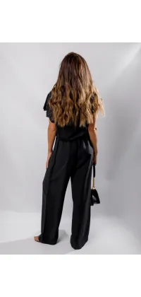 Ці брюки чорного кольору від Imperial – ідеальний вибір для створення стильного та елегантного образу. Вільний крій і високоякісний матеріал забезпечують комфорт та елегантний вигляд у будь-якій ситуації., одяг від Jador