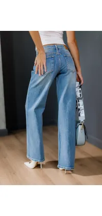 Світлі блакитні джинси з широким кроєм — універсальний вибір для створення легких, повсякденних образів., одяг від Jador