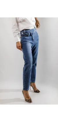 Джинси з асиметричною застібкою. Ціна: 5590 грн