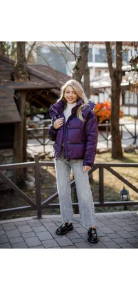 Укорочена куртка від Rinascimento у фіолетовому кольорі хамелеон із об'ємним капюшоном і наповненням з холофайберу, одяг від Jador