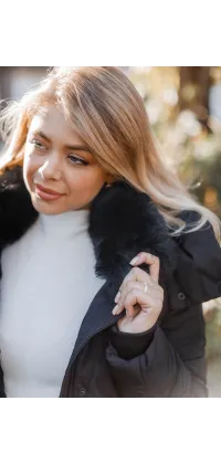 Демісезонна стьобана куртка Rinascimento з об'ємним капюшоном, штучним хутром,у блакитному кольорі, наповнена холофайбером, прямий крій, розміри XS–XL., одяг від Jador