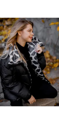 Демісезонна стьобана куртка з об'ємним капюшоном, наповненням з пуху та пера, представлена в чорному, шоколадному і бежевому кольорах., одяг від Jador