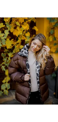 Демісезонна стьобана куртка з об'ємним капюшоном, наповненням з пуху та пера, представлена в чорному, шоколадному і бежевому кольорах., одяг від Jador