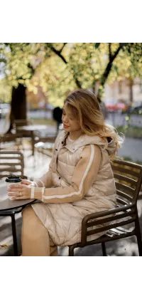 Безрукавка з наповненням пух\перо. Колір: Бежевий