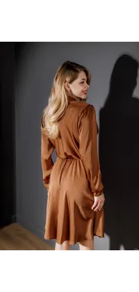 Сукня міді від італійського бренду Rinascimento в ексклюзивних чорному та карамельному кольорах із прикрасою на шиї в відтінку старого золота, одяг від Jador