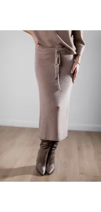 Костюм-двійка від французького виробника, виконаний у відтінках беж і сірого з преміальної пряжі, що дарує комфорт та елегантність., одяг від Jador