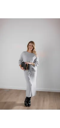 Костюм-двійка від французького виробника, виконаний у відтінках беж і сірого з преміальної пряжі, що дарує комфорт та елегантність., одяг від Jador