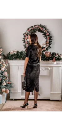 Мохеровий костюм-двійка французького виробника, прикрашений кристалами Swarovski для витонченого та розкішного образу.
, одяг від Jador