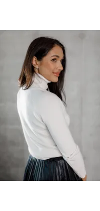 Гольф французького виробника у класичному білому кольорі, з високим горлом, довгими рукавами, оздобленими золотими ґудзиками, виготовлений із преміальної пряжі., одяг від Jador