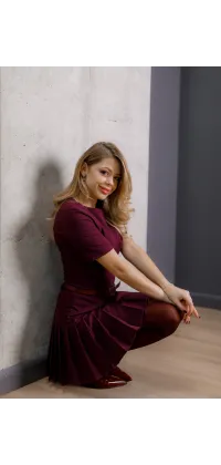 Сукня міні від італійського бренду IMPERIAL виконана у фасоні трапеція, доповнена стильним поясом і плісированою спідницею, одяг від Jador