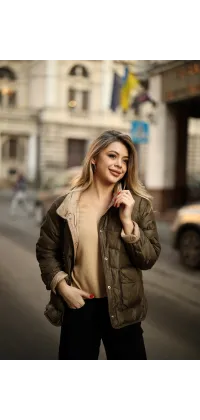 Двостороння демісезонна куртка JADOR у відтінку хакі зі стійкою, накладними кишенями та натуральним наповненням з гусячого пуху., одяг від Jador