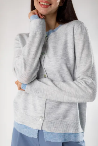 Светр у блакитно-сірій палітрі