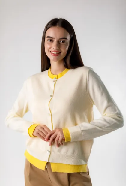 Светр із жовтим акцентом