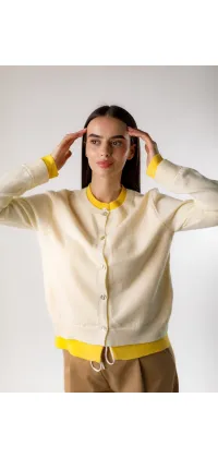 Светр із жовтим акцентом. Колір: Кремовий