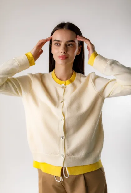 Светр із жовтим акцентом