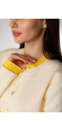 Светр із жовтим акцентом. Доступні розміри: 