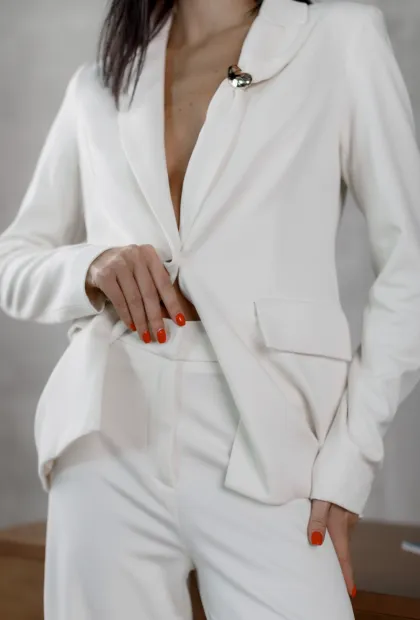 Класичний білий костюм