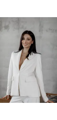 Класичний білий костюм. Ціна: 6990 грн