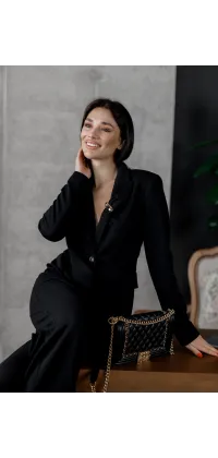 Елегантний чорний піджак. Доступні розміри: 