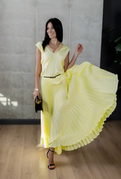 Яскрава спідниця плісе