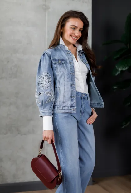 Куртка з ажурною вишивкою