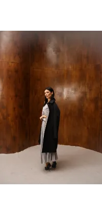 Тренч від французького виробника. Колір: Чорний