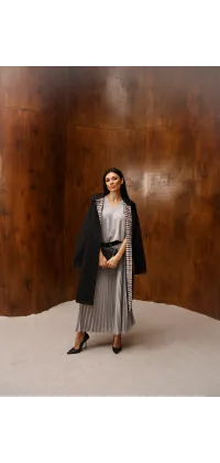 Тренч міді від французького виробника в чорному, айворі та кемел відтінку з фактурними гудзиками, стильним комірцем і підкладкою з трендовим принтом у пастельну клітинку., одяг від Jador