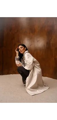 Тренч міді від французького виробника в чорному, айворі та кемел відтінку з фактурними гудзиками, стильним комірцем і підкладкою з трендовим принтом у пастельну клітинку., одяг від Jador