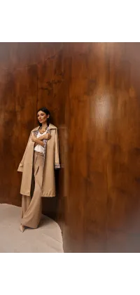 Тренч кольору кемел. Колір: Бежевий