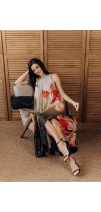 Сукня з квітковим принтом. Колір: Чорний