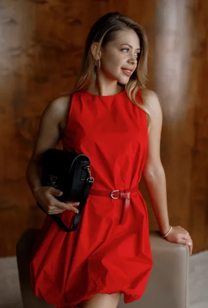 Червона міні-сукня з поясом