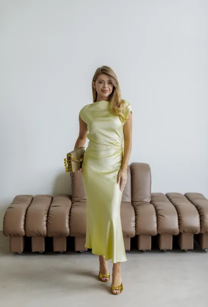 Сукня з V-вирізом на спині