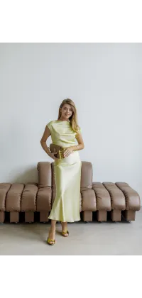 Сукня з V-вирізом на спині. Колір: Жовтий