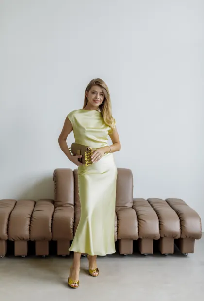 Сукня з V-вирізом на спині