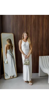 Довга біла сатинова сукня IMPERIAL з відкритою спиною і золотими ланцюжками, одяг від Jador