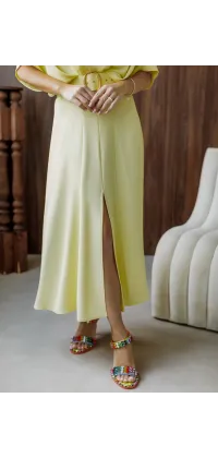 Елегантна сукня вільного крою з подовженими рукавами «летюча миша». Завужений пояс з декоративною пряжкою підкреслює талію, надаючи силуету жіночності., одяг від Jador