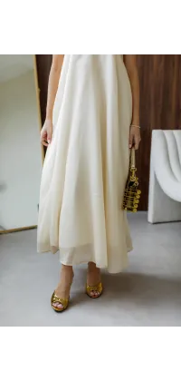 Романтична довга сукня в стилі slip dress на тонких бретелях. Вільний А-силует із плавним розширенням донизу дарує легкість рухів, а V-подібний виріз красиво підкреслює декольте, одяг від Jador