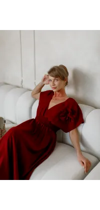 Довга бордова сукня з квітковим декором на плечі, V-вирізом і акцентом на талії, одяг від Jador