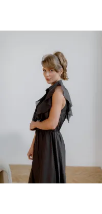 Довга сукня-сорочка шоколадного кольору без рукавів із планкою на ґудзиках і декоративними воланами, одяг від Jador