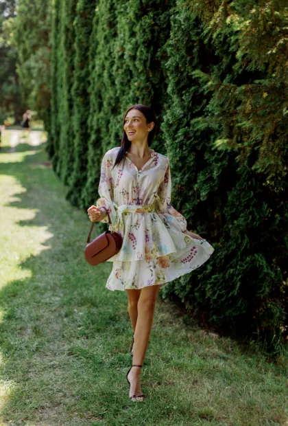 Елегантна каскадна сукня