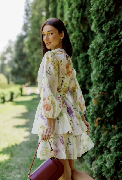 Елегантна каскадна сукня