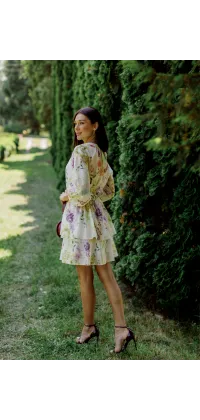 Коротка, легка сукня з акцентом на талії та ярусною спідницею. Модель із довгими напівпрозорими рукавами на манжетах., одяг від Jador